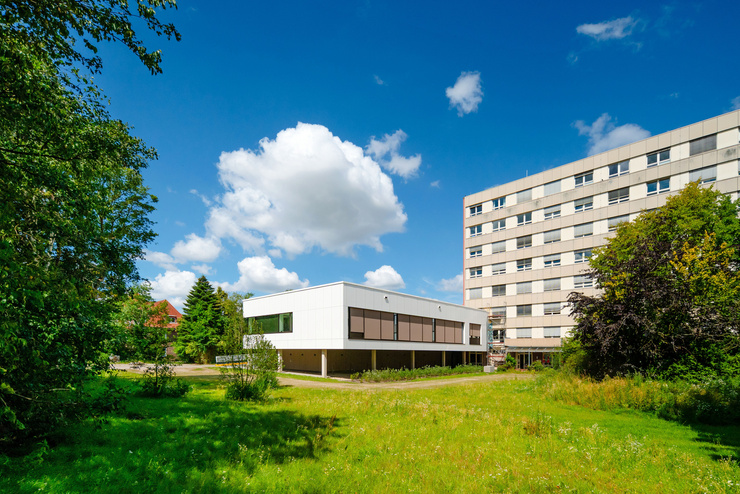 Eine Ansicht der Klinik Niebüll mit neuem Funktionsanbau