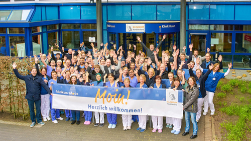 Das Team der Klinik Husum vor dem Haupteingang.